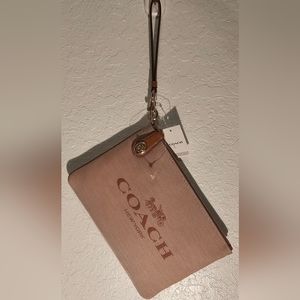 N.W.T.S WOMEN'S XL CREME COACH CLUTCH WITH STRAP & TWIST LOCK